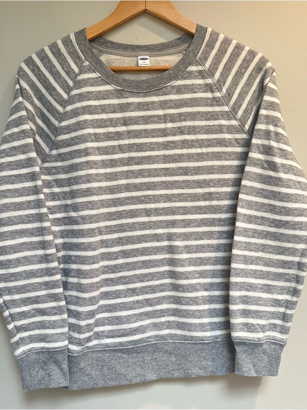 Old Navy | Relaxed Crew-Neck Sweatshirt | Gray and White Striped | Size Small